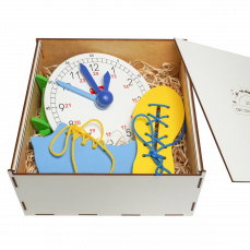  Эко подарочный набор,  шнуровка «Ботинок и кед» + Часы учебные деревянные + подарочная коробка