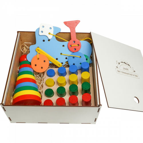 Еко подаруноковий  набор, шнурівка «Паровоз» +  Гра "Кольорові циліндри" + Пірамідка «Кільцева» + подарункова коробка