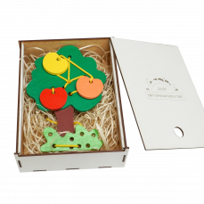 Эко подарочный набор,  детская развивающая игрушка шнуровка Дерево + деревянная подарочная коробка