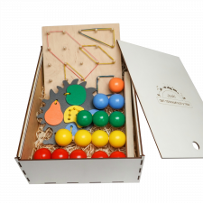 Эко подарочный  набор, шнуровка «Ёж» + пирамидка-сортер  Считалочка + математический  планшет +  подарочная коробка